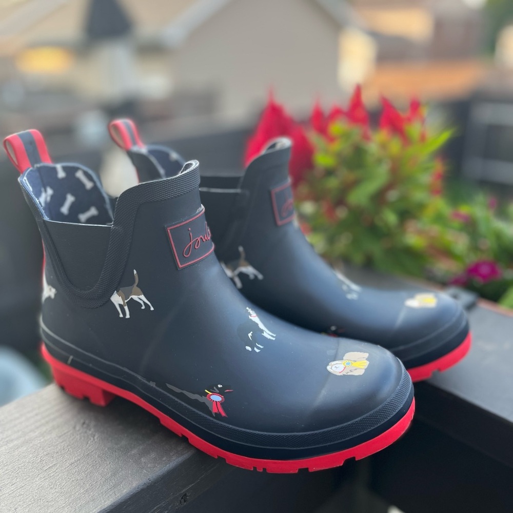 Women’s Joules Wellibob rain boots. Size 9.